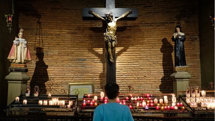 Une femme prie dans l'église Saint-Jérôme à Toulouse (Haute-Garonne), le 26 juillet 2016. (ERIC CABANIS / AFP)