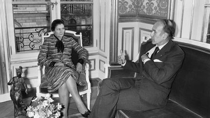 29 novembre 1974 : Valéry Giscard d'Estaing reçoit à l'Élysée Simone Veil, alors ministre de la Santé, après l’adoption de la loi qui légalise l’IVG. (AFP)