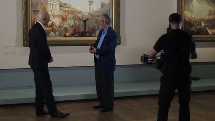 Fran&ccedil;ois Lenglet et Jacques Attali, au mus&eacute;e du&nbsp;Louvre, &agrave; Paris, en septembre 2015. (FRANCE 2 / FRANCETV INFO )