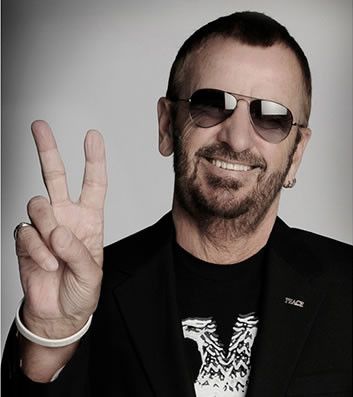 Ringo Starr invite à faire le signe de la paix pour la campagne #PeaceRocks
 (http://www.davidlynchfoundation.org/peacelovefund/)