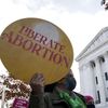 Une femme porte une pancarte "libérez l'avortement" lors d'une manifestation pro-IVG devant la Cour suprême, à Washington (Etats-Unis), le 1er décembre 2021. (LEIGH VOGEL / GETTY IMAGES NORTH AMERICA / AFP)