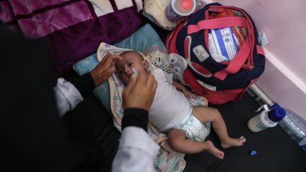 Un bébé palestinien en train de se faire vacciner contre la polio, le 30 août 2024 à Gaza. (SAHER ALGHORRA / MAXPPP)