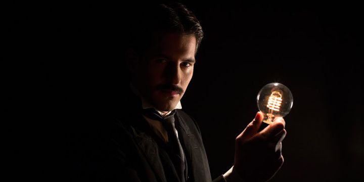 Sergei Phippenko dans le rôle de Nikola Tesla dans "Tesla, ses confidences électriques"
 (Wisemotion)