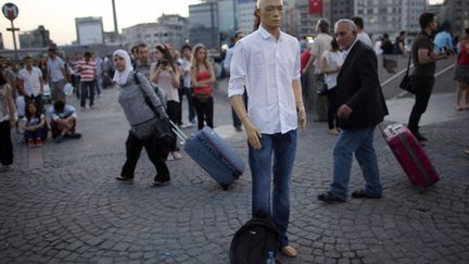 Un mannequin est dispos&eacute; sur la place Taksim &agrave; Istanbul (Turquie), en r&eacute;sonance &agrave; la performance de l'artiste Erdem Gunduz quelques jours plus t&ocirc;t, le 18 juin 2013. (MURAD SEZER / REUTERS)