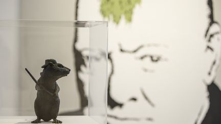 Au premier plan : "Bronze rat", réalisé en 2006 et "Turf War" créé en 2003 par Banksy. Deux oeuvres exposées à la Lazinc Gallery de Londres, dès le 12 juillet 2018. 
 (TOLGA AKMEN / AFP)