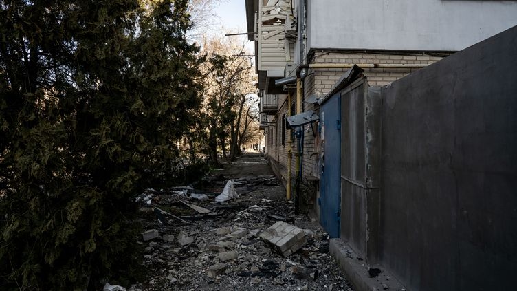 A dwelling in Kherson, Ukraine, on May 1, 2023. (VINCENZO CIRCOSTA / ANADOLU AGENCY / AFP)