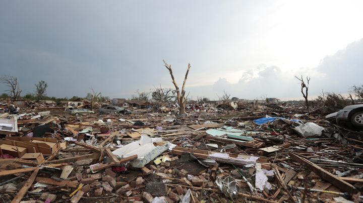 Des d&eacute;bris jonchent le sol apr&egrave;s le passage d'une tornade sur Moore, une ville de la banlieue d'Oklahoma City (Etats-Unis), le 20 mai 2013. (BRETT DERRING / GETTY IMAGES NORTH AMERICA / AFP)