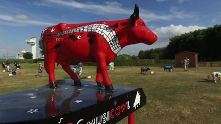 "La vache qui fait un boeuf" de Daniel Pillon, l'une des 39 vaches exposées dans le cadre de Musicow'l. (D.Commodi / France 3 Normandie)