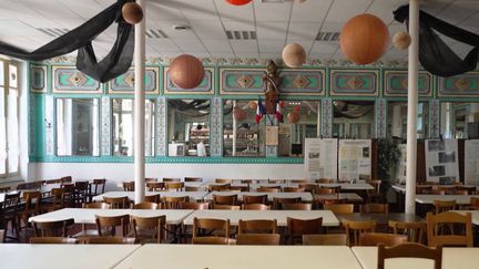 Près d'Aix-en-Provence, le Cercle républicain de Saint-Zacharie, un café-bar associatif, est le dernier vestige de la vie ouvrière et solidaire du XIXe siècle. Il est désormais ouvert à tous et tenu par Denise, qui fait vivre le lieu en accueillant les habitués.