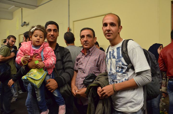 Majd Ashour, sa fille, son p&egrave;re et son fr&egrave;re, Msalam, le 6 septembre 2015 &agrave; Vienne (Autriche). (THOMAS BAIETTO / FRANCETV INFO)