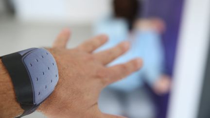 Un bracelet anti rapprochement pour luter contre les féminicides et violences conjugales. Photo d'illustration. (JEAN-FRAN?OIS FREY / MAXPPP)