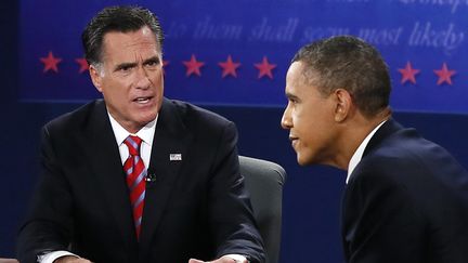 Mitt Romney et Barack Obama lors du d&eacute;bat sur la politique &eacute;trang&egrave;re &agrave; Boca Raton, en Floride (Etats-Unis), le 22 octobre 2012. (RICK WILKING / REUTERS)