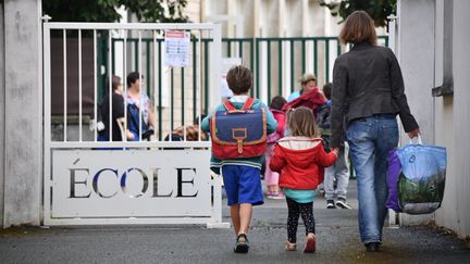 Jour de rentrée scolaire pour deux enfants dans une école de La Rochelle (Charente-Maritime), le ' septembre 2017. (XAVIER LEOTY / AFP)