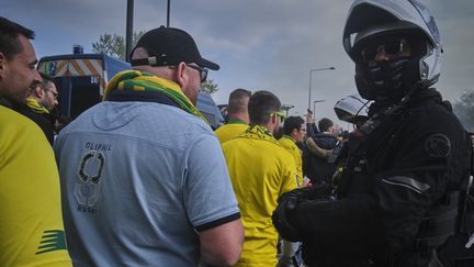 Des supporters de l'équipe de Nantes accompagnés par la police française autour du Stade de France, le 29 avril 2023. (GUILLAUME PINON / HANS LUCAS / AFP)