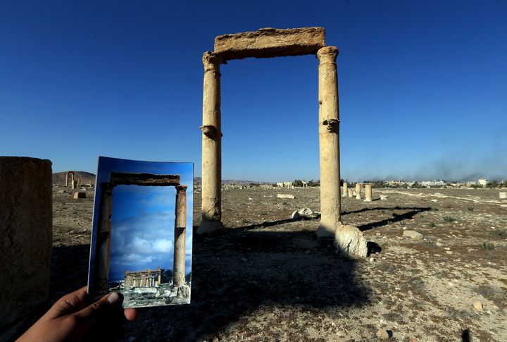 Le site du temple de Baalshamin vu à travers deux colonnes corinthiennes, jeudi 31 mars, avec une photo prise deux ans plus tôt, au premier plan. (JOSEPH EID / AFP)