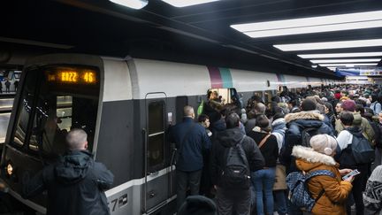 Des passagers tentent de rentrer dans une rame du RER B pendant la grève contre la réforme des retraites, le 13 décembre 2019, à Paris. (GREG LOOPING / HANS LUCAS / AFP)