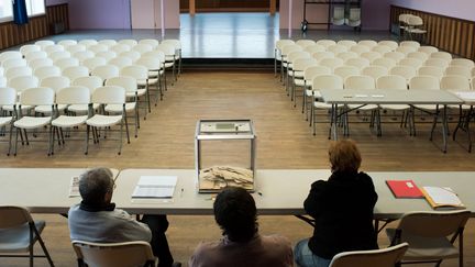 Dans un bureau de vote, à Bugeat (Corrèze), le 29 mars 2015. (OLIVIER SAINT-HILAIRE / HAYTHAM / REA)