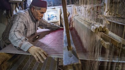 Abdelkader Ouazzani, le dernier maître du brocart, dans son atelier à Fes le 10 avril 2019 (FADEL SENNA / AFP)