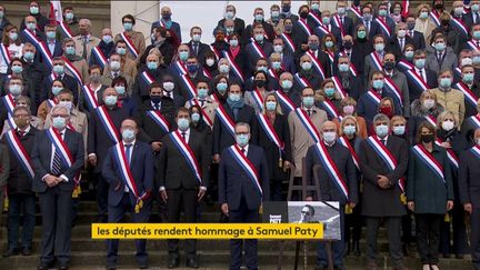 Les députés observent une minute de silence sur le perron de l'Assemblée nationale, le 20 octobre 2020. (FRANCEINFO (CANAL 27))