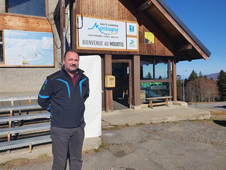 Hervé Pouneau, le directeur du syndicat mixte&nbsp;Haute-Garonne Montagne sur la station du Mourtis. (LAURIANE DELANOE / RADIO FRANCE)