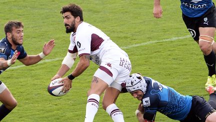 Felix Le Bourhis fait une passe lors d'un match opposant Bordeaux-Bègles à&nbsp;Montpellier, le 6 septembre 2015 à Bordeaux. (MEHDI FEDOUACH / AFP)