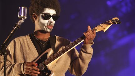 Curtis Harding et son maquillage d'Halloween samedi au Pitchfork 2015.
 (Gilles Scarella / Studio France Télévisions)