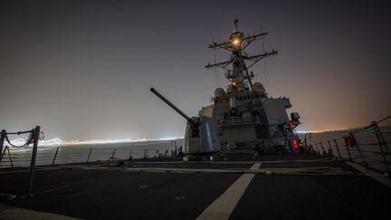 Le destroyer américain "USS Carney", près du canal de Suez, le 26 novembre 2023. (AARON LAU / US DEPARTMENT OF DEFENSE / AFP)