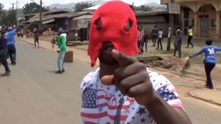 Un manifestant anglophone dans la ville de Bamenda en octobre 2017. En quelques mois, le mouvement socio-économique s'est transformé en conflit armé. Les habitants vivent désormais la peur au ventre. (Photo/Reuters)