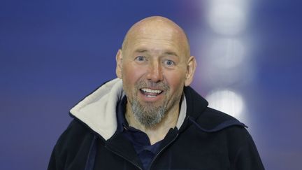 L'ancien otage Serge Lazarevic s'adresse aux m&eacute;dias &agrave; l'a&eacute;roport de Villacoublay (Yvelines), le 10 d&eacute;cembre 2014, peu apr&egrave;s sa lib&eacute;ration. ( PHILIPPE WOJAZER / REUTERS)