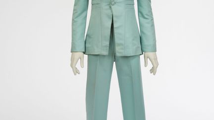 Bowie l'avant-gardiste s'est toujours fortement impliqué dans tous les aspects de ses créations, qu'il s'agisse de composition, d'enregistrement mais aussi de tenues de scène, de scénographie pour les shows ou de pochettes de disques. Ce costume, qu'il portait dans le clip "Life on Mars" (1972) est signé Freddie Burretti et on peut l'admirer à l'exposition.
 (Courtesy of The David Bowie Archive Image © Victoria and Albert Museum)