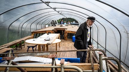 Des bénévoles s'occupent de la restauration de l'Aster le 7 août 2019. (JEAN-PHILIPPE KSIAZEK / AFP)