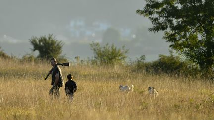 Un homme à la chasse avec un enfant, le 11 septembre 2016, à&nbsp;Itxassou (Pyrénées-Atlantiques). (GAIZKA IROZ / AFP)