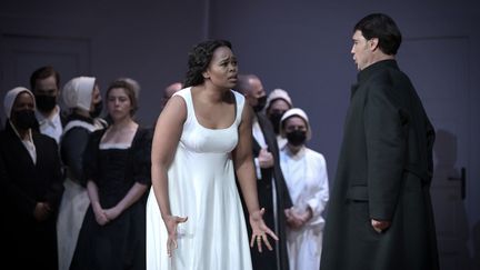 Pretty Yende (Amina), Francesco Demuro (Elvino) et derrière eux Sandra Hamaoui (Lisa) dans "La Somnambule" de Bellini au Théâtre des Champs-Elysées, ici le 5 juin 2021. (VINCENT PONTET)