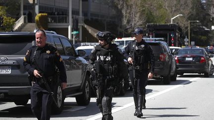 Des policiers sur les lieux d'une fusillade à San Bruno (Etats-Unis), le 3 avril 2018. (JUSTIN SULLIVAN / GETTY IMAGES NORTH AMERICA / AFP)