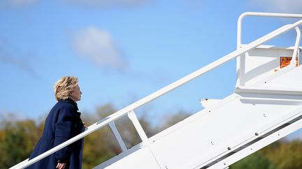 Hillary Clinton le 24 octobre à l'aéroport de&nbsp;White Plains&nbsp;(Etat de New York). (ROBYN BECK / AFP)