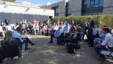 Olivier Véran (left) listens to the mayor of Beaucaire Julien Sanchez, during the debate organized with residents of Beaucaire (Gard), September 15, 2022 (AUDREY TISON / FRANCEINFO / RADIO FRANCE)