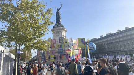 La foule se presse sur la place de la République, à Paris, pour la deuxième édition de la journée paralympique, le 8 octobre 2023. (Clément Mariotti Pons)