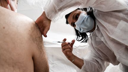 Un acte de vaccination contre le Covid-19, à Sarcelles (Val-d'Oise), le 10 janvier 2021. (ALAIN JOCARD / AFP)