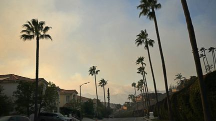 Des habitations à Pacific Palisades, le 9 janvier 2025, alors que de violents incendies ravagent une partie de Los Angeles. (PATRICK T. FALLON / AFP)