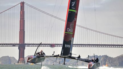 Team New Zealand barré par Dean Barker aura trouvé la recette durant la première semaine de course. Plus rapide au près (contre le vent) et avec des manoeuvres mieux effectuées, il a échoué à mettre la touche finale. (JOSH EDELSON / AFP)