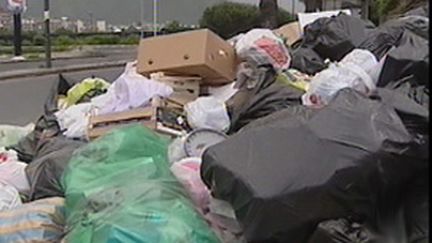 Déjà en mai 2008, les ordures jonchaient les rues de Naples. (F2)