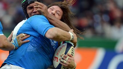 Le rugbyman italien Martin Castrogiovanni plaqu&eacute; par Thierry Dusautoir, lors du match France-Italie du Tournoi des Six nations 2012, le 4 f&eacute;vrier au Stade de France. (MARTIN BUREAU / AFP)