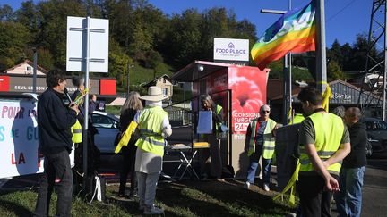 Le retour des "Gilets jaunes" ici en Isère, le 22 octobre 2022. Doit-on s'attendre à un retour du mouvement des "Gilets jaunes" en cette fin 2024 ? Pour le sociologue Jean Viard, "il est clair que s'il y a une crise du politique, ce sera une immense crise financière". (Illustration) (MOURAD ALLILI / MAXPPP)