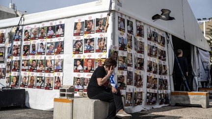 Des photos d'otages israéliens détenus dans la bande de Gaza par le Hamas sont affichées sur une tente à Tel Aviv, le 17 janvier 2025. (MOSTAFA ALKHAROUF / ANADOLU / AFP)