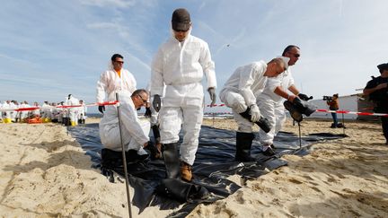 Var : le nettoyage des plages polluées se poursuit