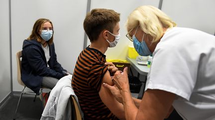 Deux adolescents se font vacciner au centre d'injections&nbsp;Ainterexpo à Bourg-en-Bresse (Ain), le 31 aout 2021. (LAURENT THEVENOT / MAXPPP)