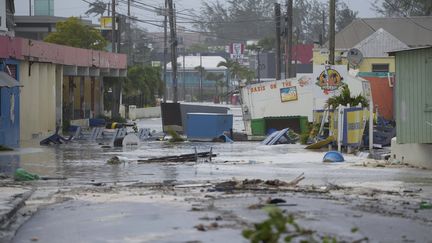 Une rue inondée par le passage de l'ouragan Béryl à Hastings (La Barbade), le 1er juillet 2024. (RICARDO MAZALAN / AP / SIPA)