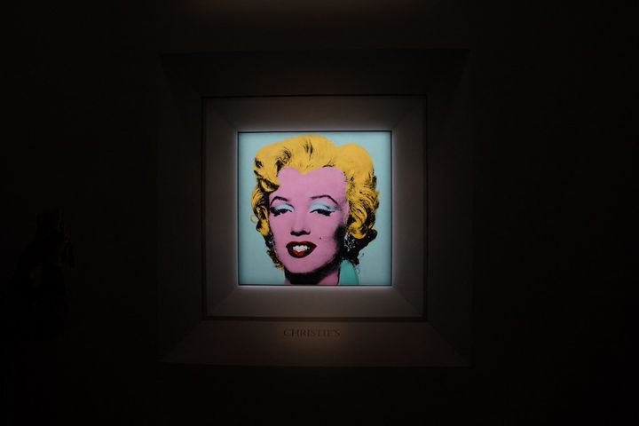 Le "Shot Sage Blue Marilyn" d'Andy Warhol, exposé en avant-première à la presse le 21 mars 2022 chez Christie's à New York (Etats-Unis). (TIMOTHY A. CLARY / AFP)