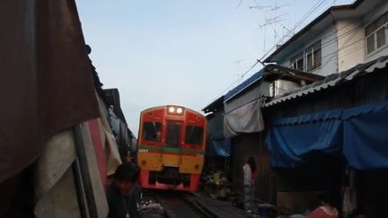 En Thaïlande, un train perturbe chaque jour un marché en passant en plein milieu. (CAPTURE D'ÉCRAN FRANCE 2)