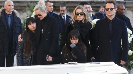 Laeticia Hallyday, accompagnée de ses deux filles Jade et Joy, avec David Hallyday et Laura Smet, lors de l'hommage national à Johnny Hallyday, le 9 décembre 2017 à Paris.&nbsp; (LUDOVIC MARIN / AFP)